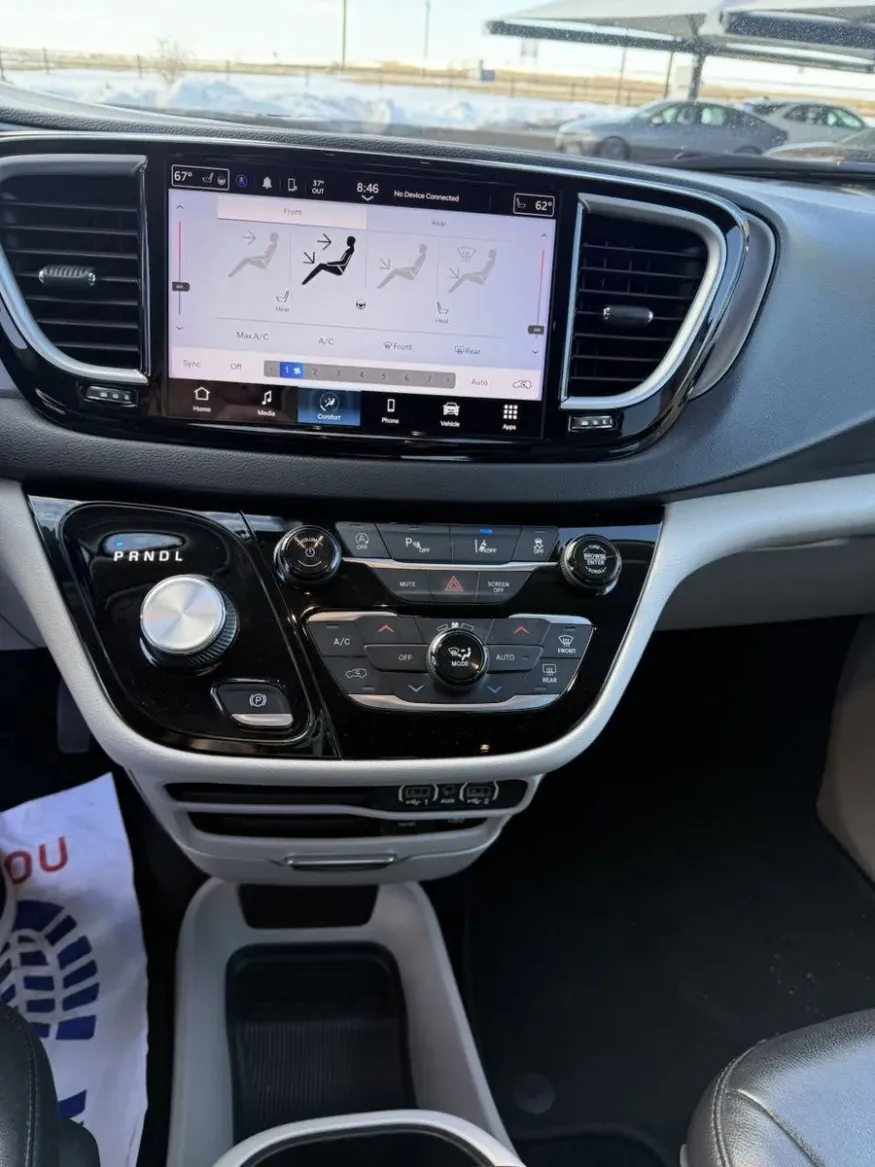 2022 Chrysler Pacifica Touring L | Photo 13 of 17