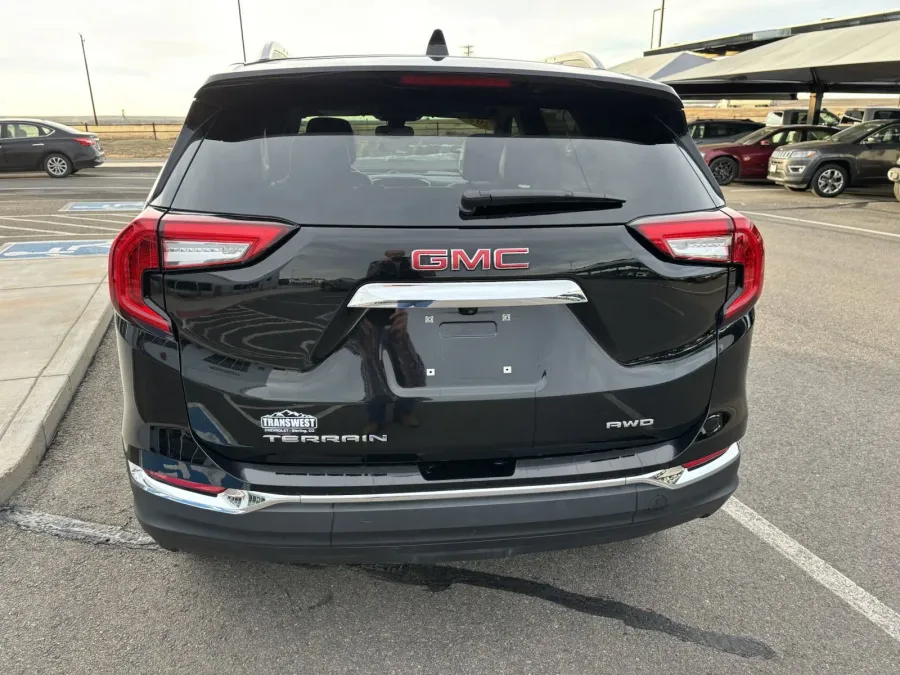 2024 GMC Terrain SLT | Photo 6 of 21