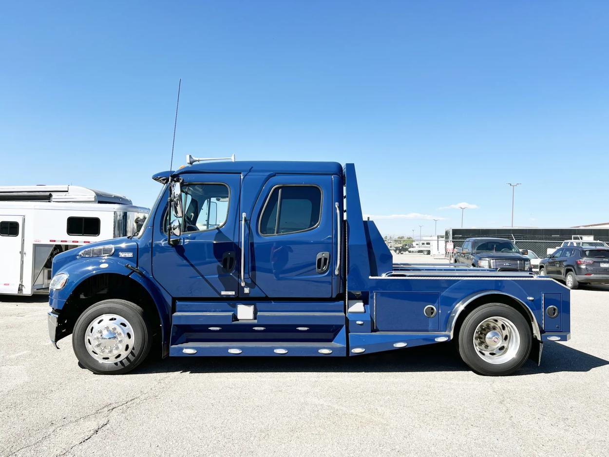 2015 Freightliner M2 106 Sport Chassis | Photo 3 of 21