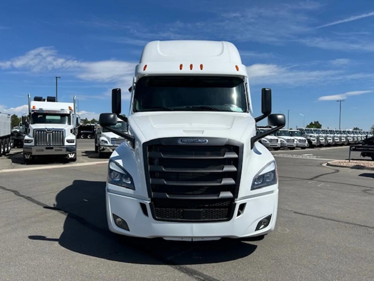 2025 Freightliner Cascadia 126 | Photo 2 of 20