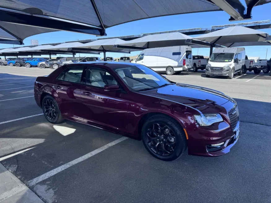 2022 Chrysler 300 Touring L | Photo 6 of 17