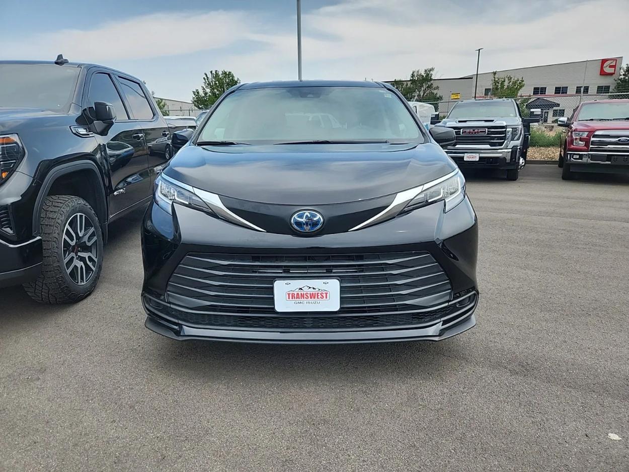 2022 Toyota Sienna LE | Photo 1 of 3