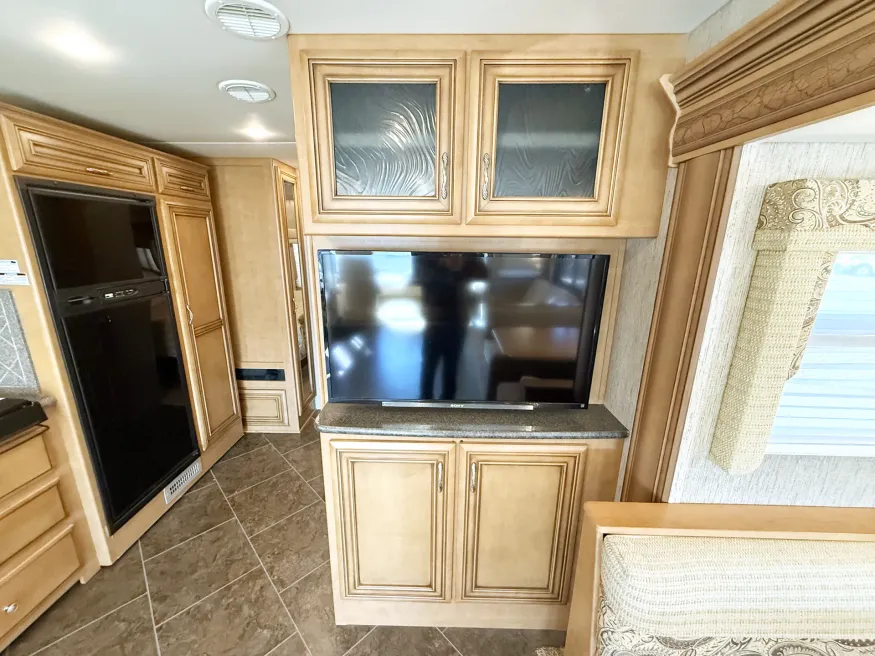 2014 Newmar Bay Star 3308 | Photo 9 of 28