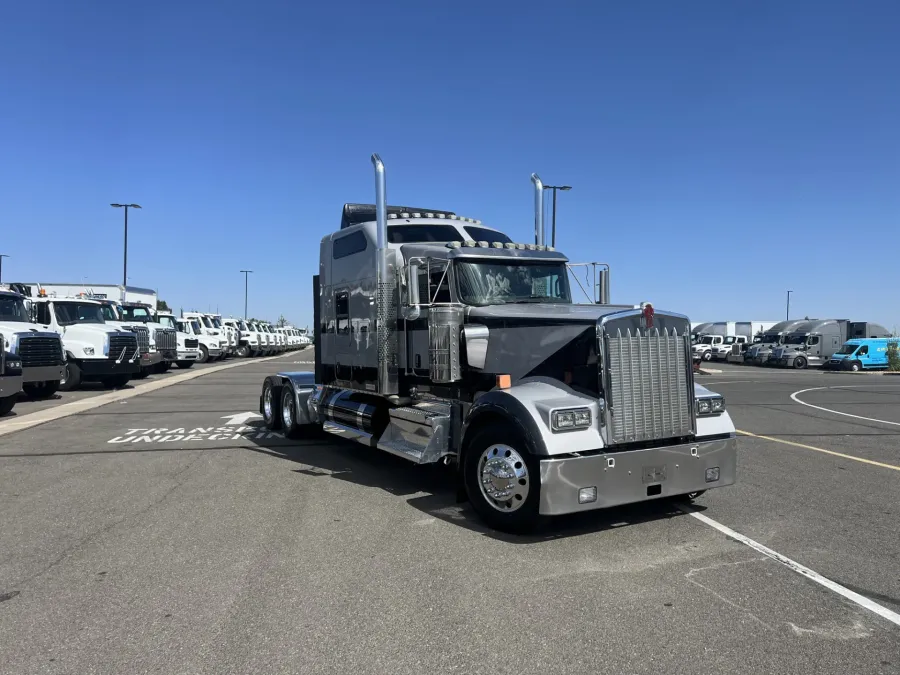 2022 Kenworth W900 | Photo 3 of 20