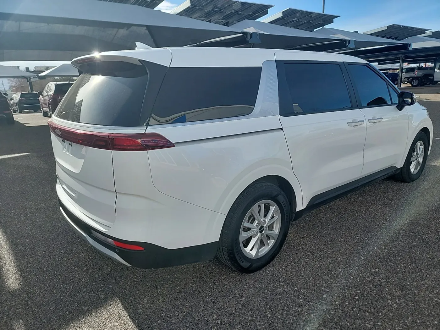 2022 Kia Carnival LXS | Photo 5 of 16