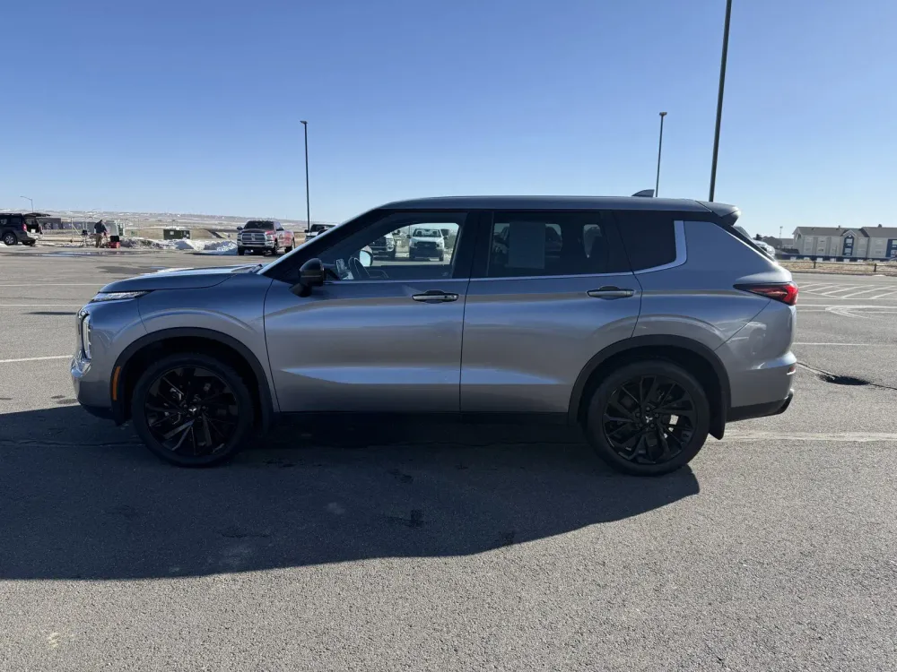 Used 2023 Mitsubishi Outlander SE Black Edition with VIN JA4J4UA84PZ011796 for sale in Kansas City