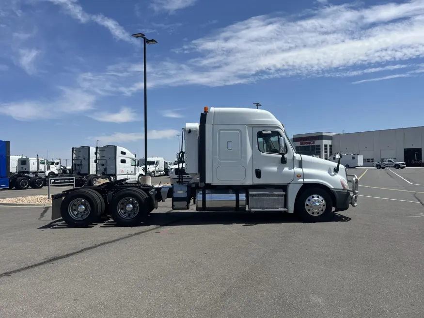 2015 Freightliner Cascadia | Photo 4 of 21