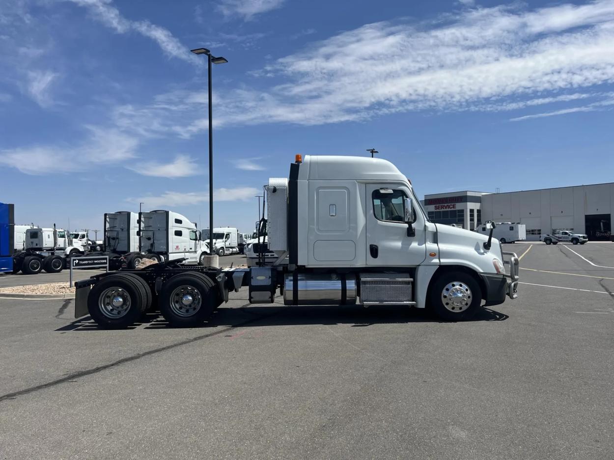 2015 Freightliner Cascadia | Photo 4 of 21