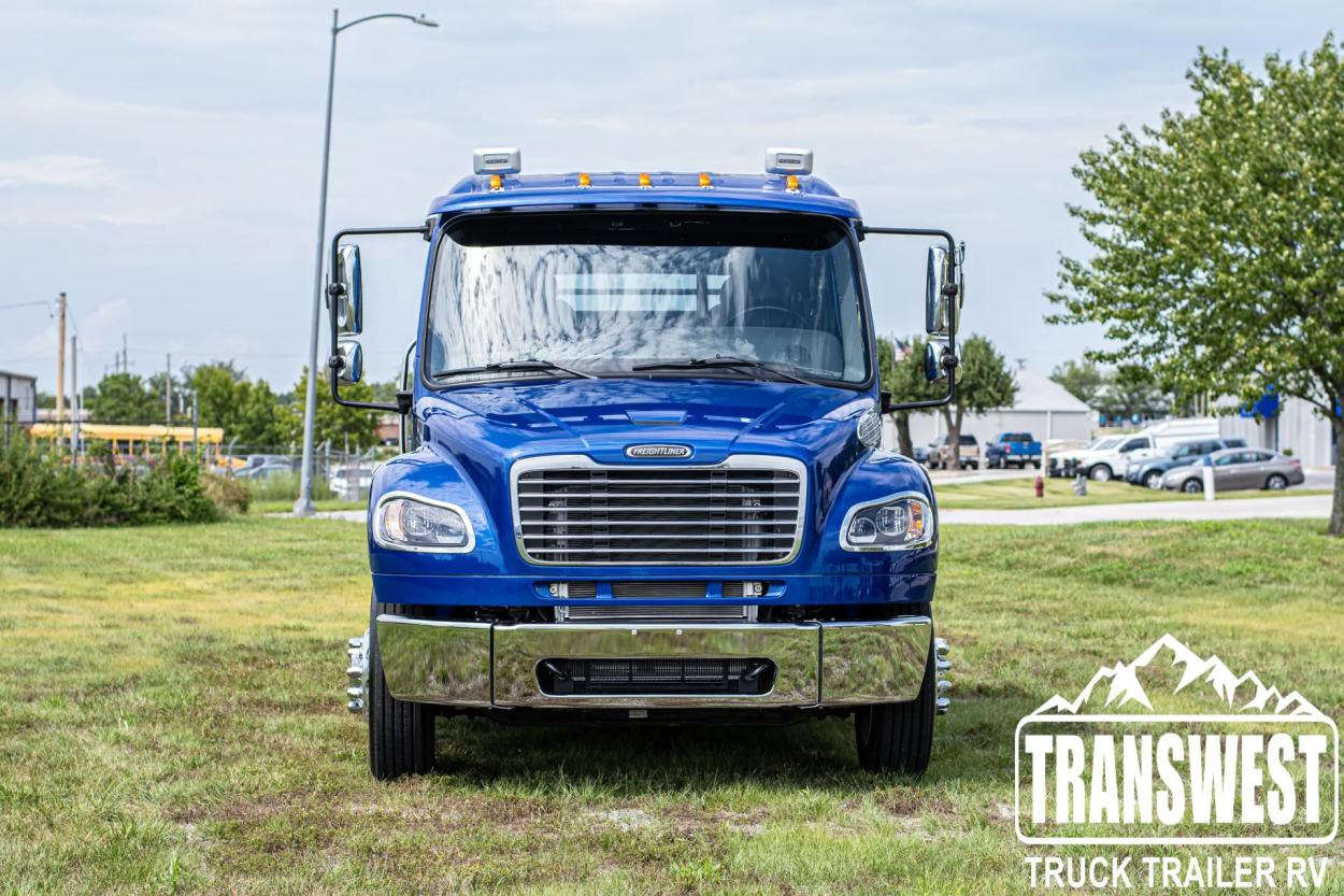 2023 Freightliner M2 106 Laredo | Photo 4 of 20