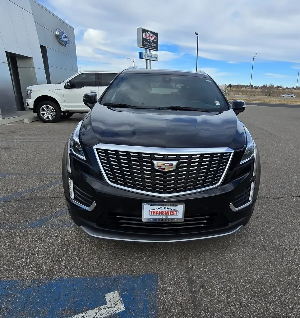 2023 Cadillac XT5 | Photo 2 of 31