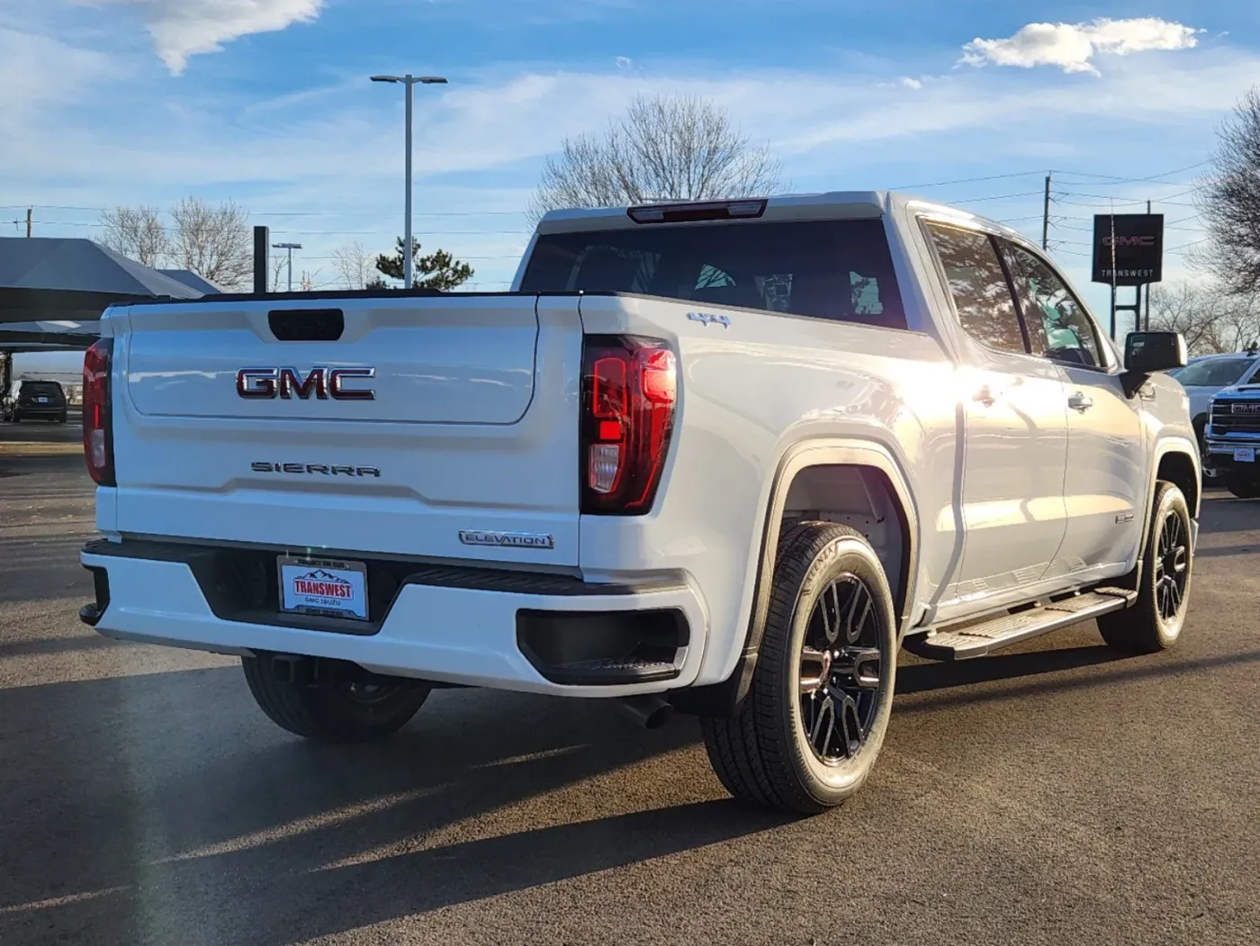 2025 GMC Sierra 1500 Elevation | Photo 2 of 28