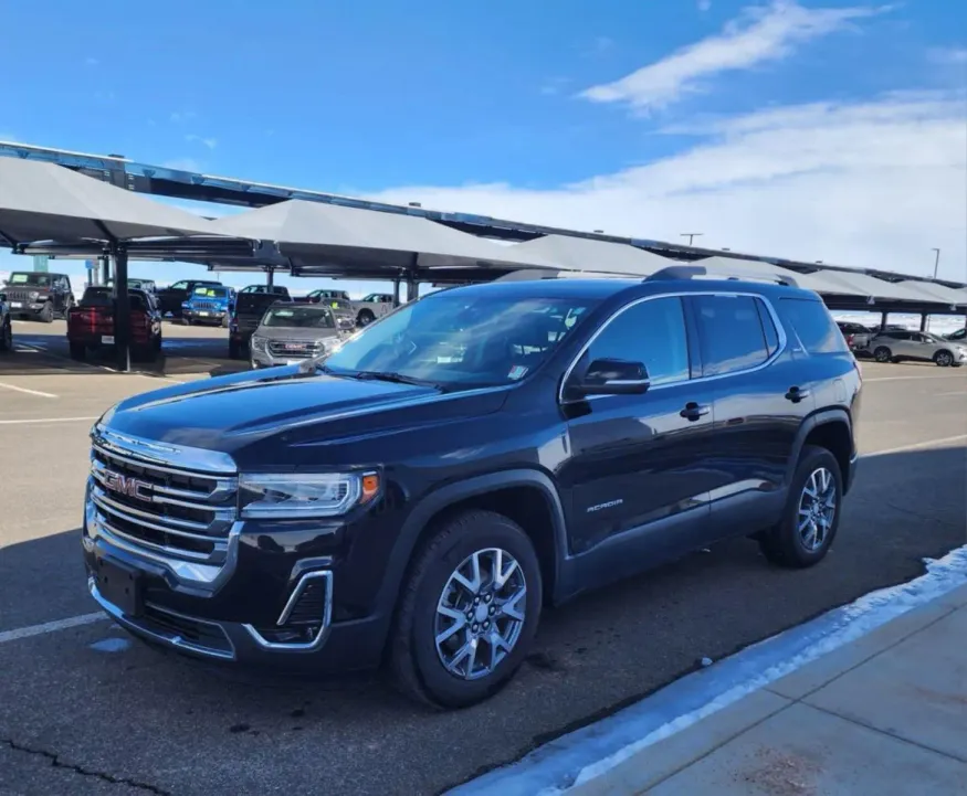 2023 GMC Acadia SLT | Photo 2 of 21