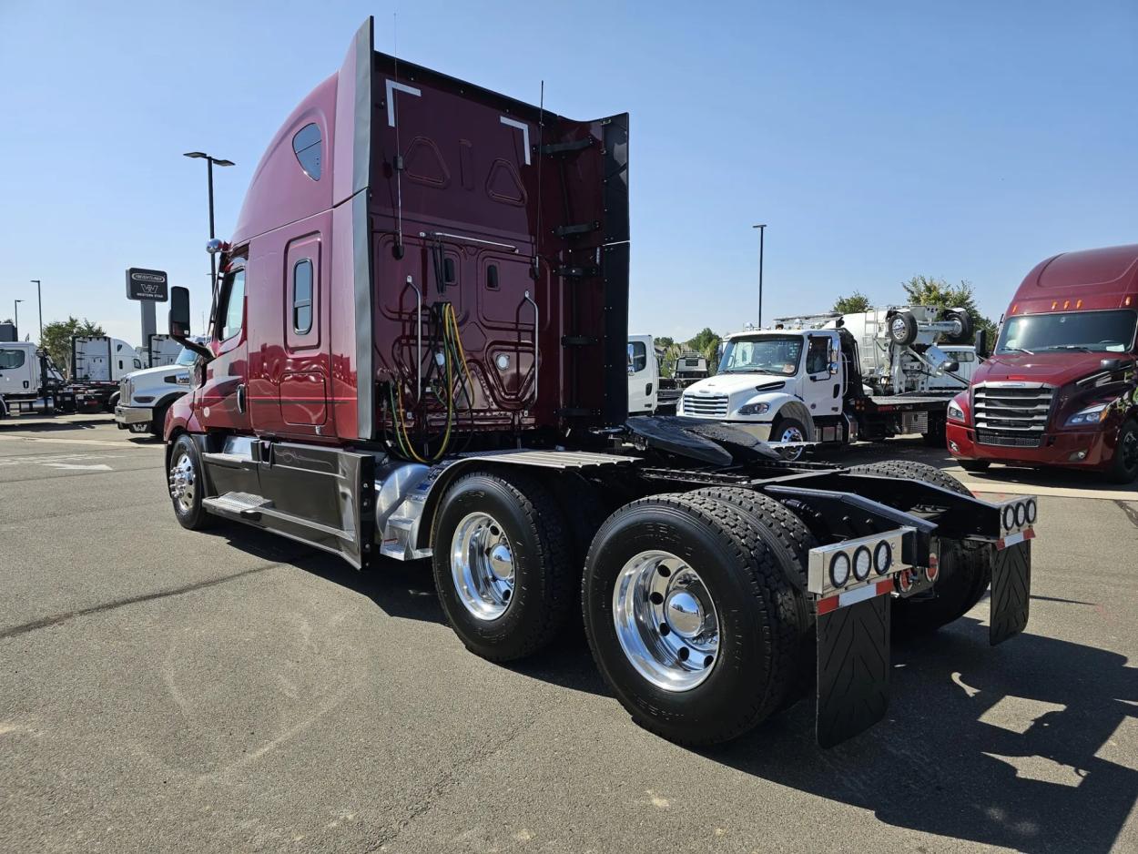 2023 Freightliner Cascadia 126 | Photo 6 of 26