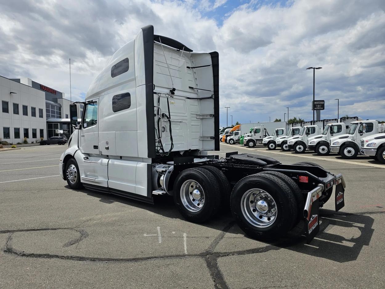 2021 Volvo VNL | Photo 6 of 21