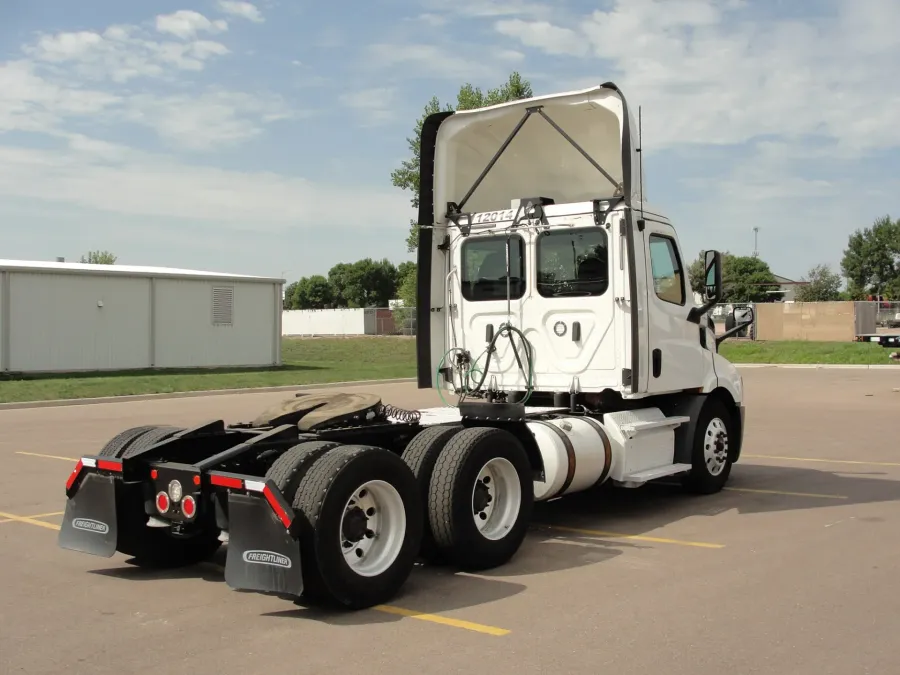 2019 Freightliner Cascadia | Photo 5 of 11