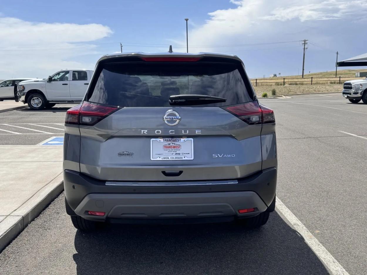 2021 Nissan Rogue SV | Photo 6 of 16