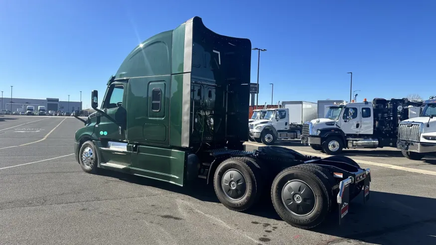 2025 Freightliner Cascadia 126 | Photo 7 of 19