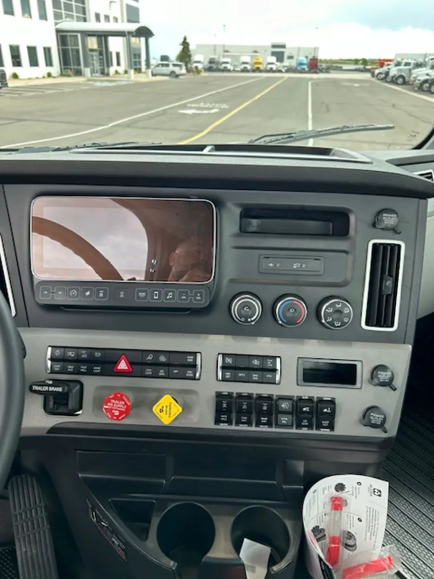 2025 Freightliner Cascadia 126 | Photo 14 of 17