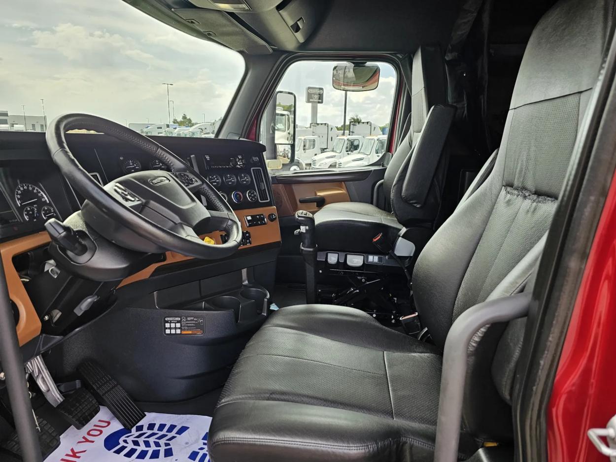 2019 Freightliner Cascadia 126 | Photo 10 of 27