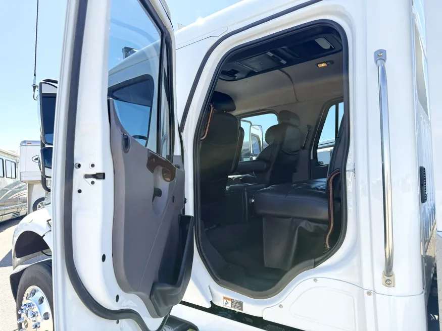 2015 Freightliner M2 106 Sportchassis | Photo 9 of 25