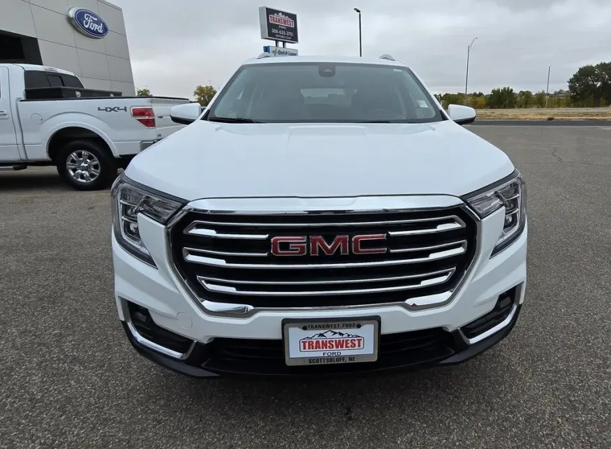 2024 GMC Terrain | Photo 2 of 28