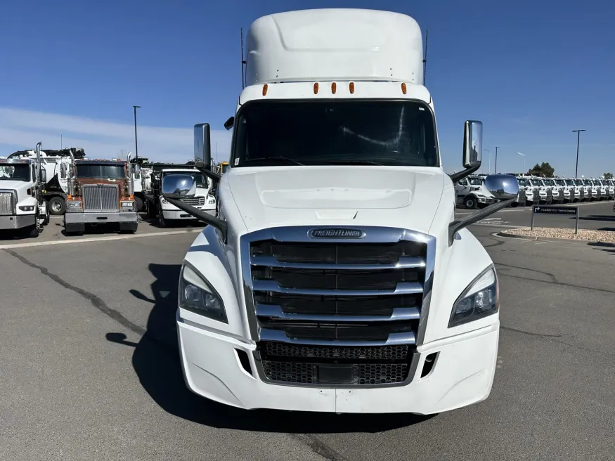 2020 Freightliner Cascadia 126 | Photo 2 of 16