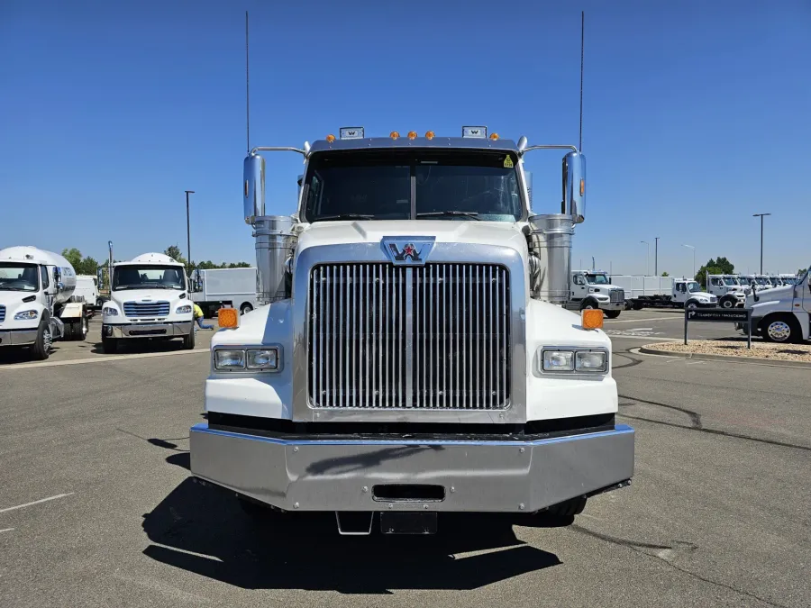 2020 Western Star 4900SA | Photo 2 of 24