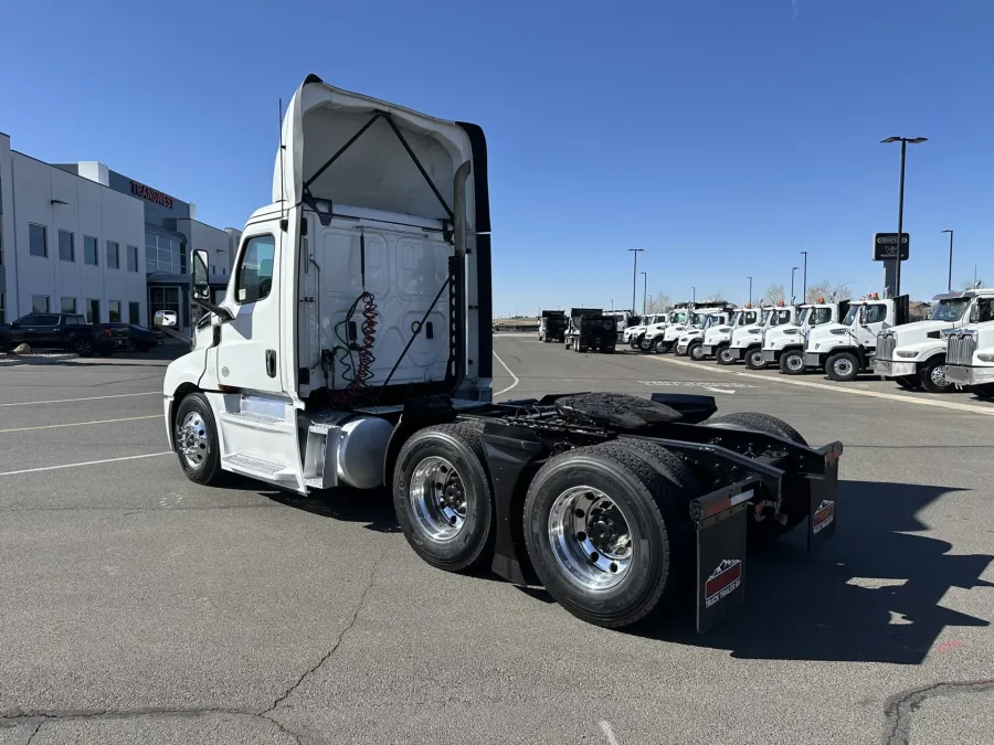 2020 Freightliner Cascadia 126 | Photo 7 of 16