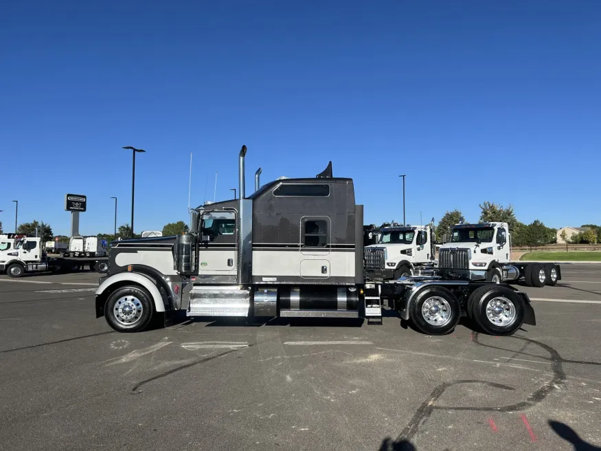 2022 Kenworth W900 | Photo 8 of 25