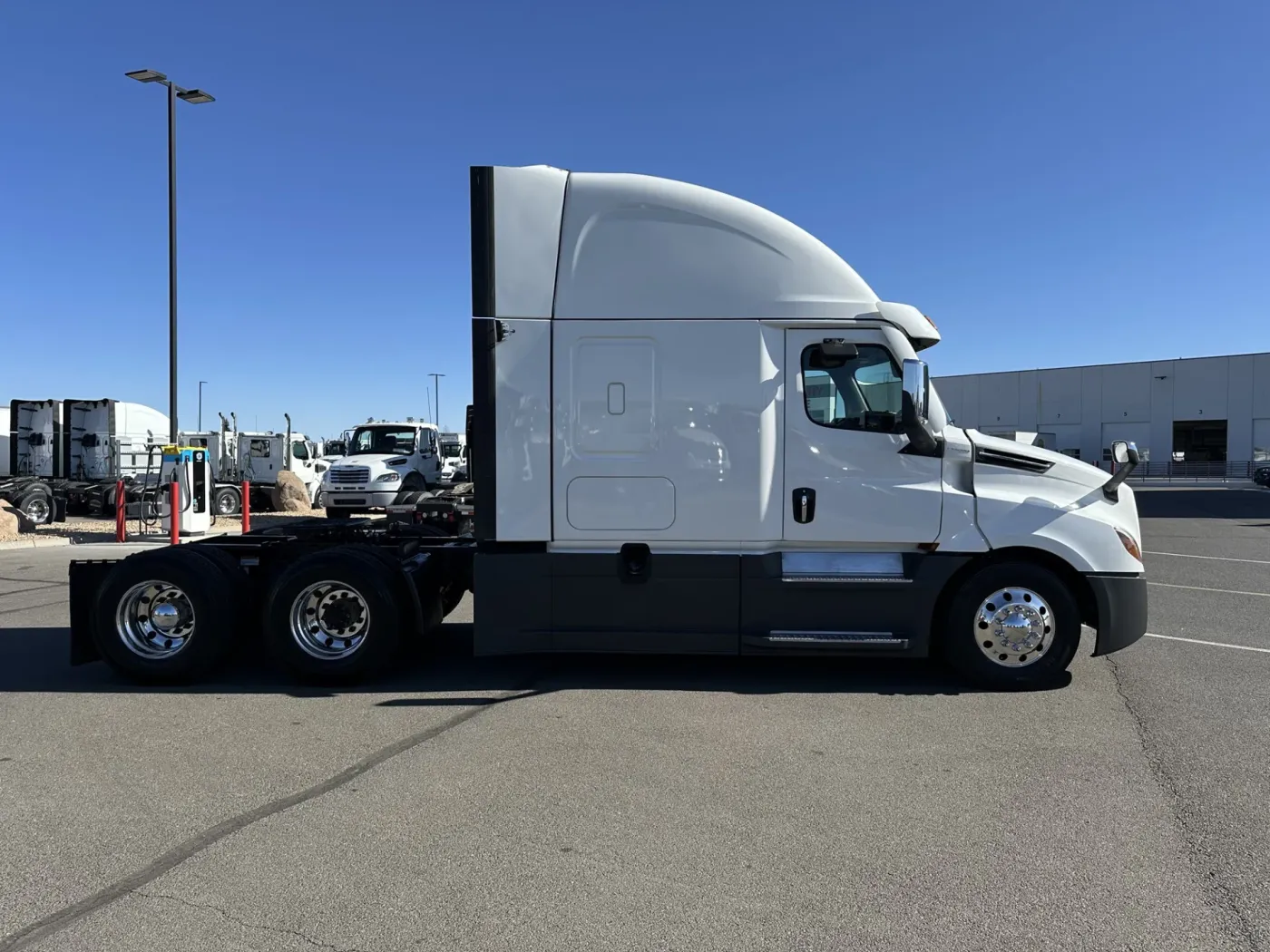 2023 Freightliner Cascadia 126 | Photo 4 of 22