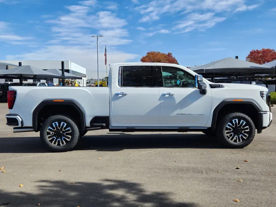 2025 GMC Sierra 3500HD Denali Ultimate | Photo 1 of 31