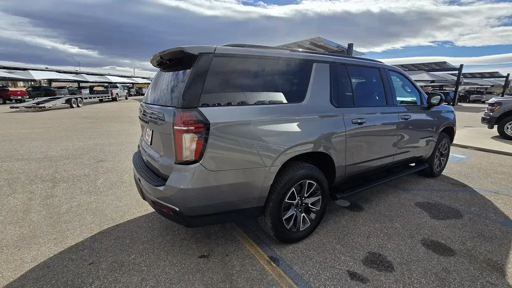 2022 Chevrolet Suburban | Photo 5 of 31