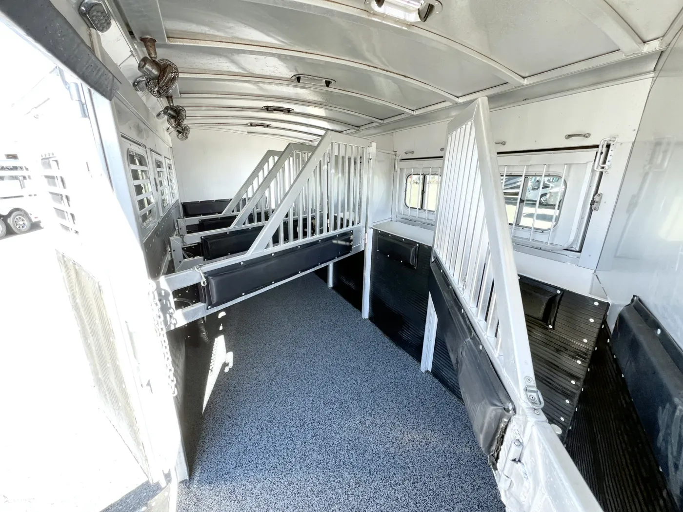 2020 Platinum Coach 5HGN | Photo 5 of 20