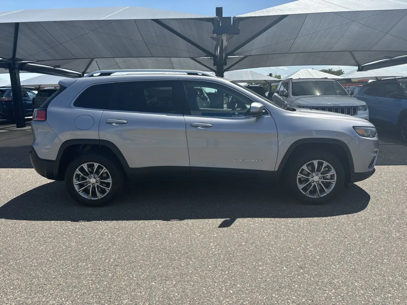 2019 Jeep Cherokee Latitude Plus | Photo 5 of 23