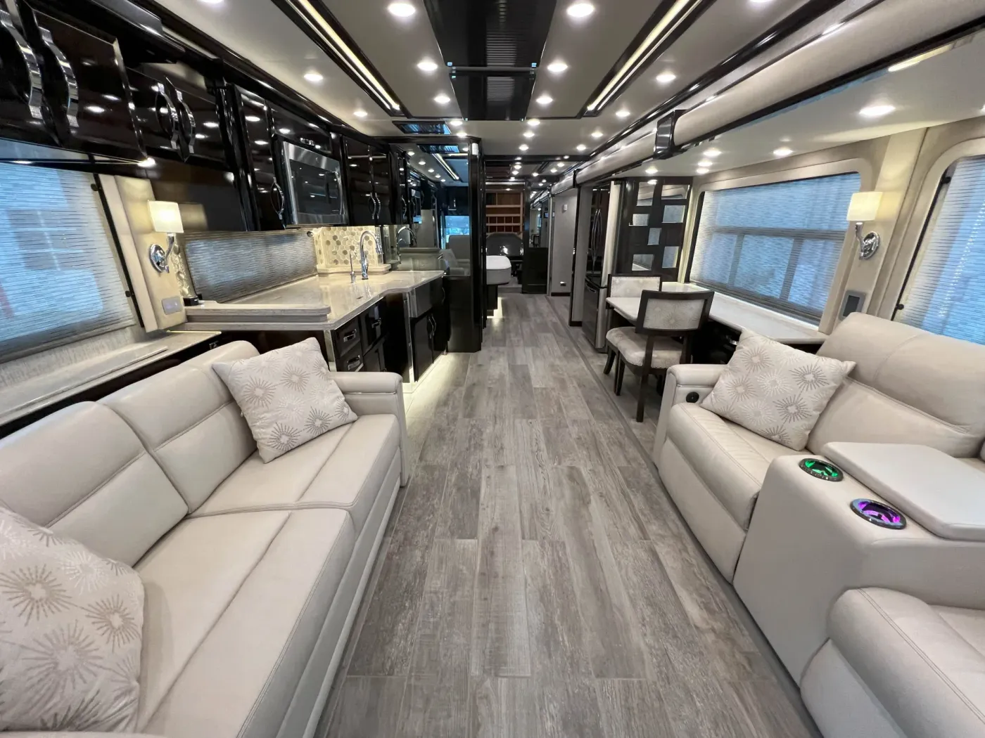 2020 Newmar King Aire 4549 | Photo 2 of 14