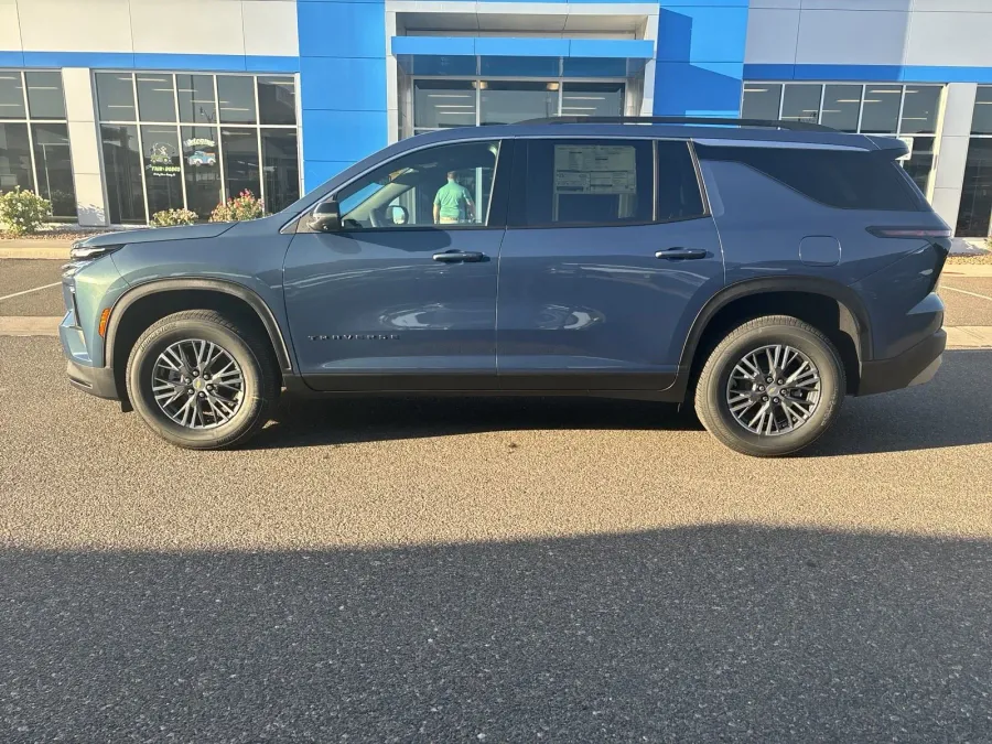 2024 Chevrolet Traverse FWD LT | Photo 1 of 24