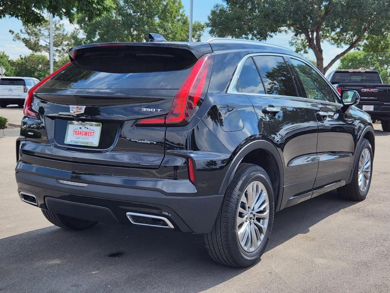 2024 Cadillac XT4 AWD Premium Luxury | Photo 2 of 29