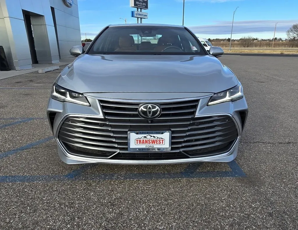 2019 Toyota Avalon | Photo 2 of 29