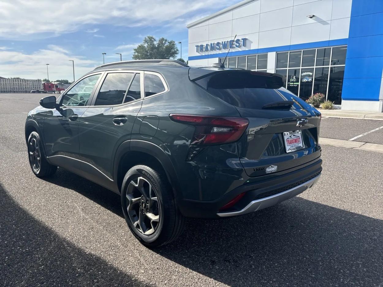 2025 Chevrolet Trax LT | Photo 2 of 20