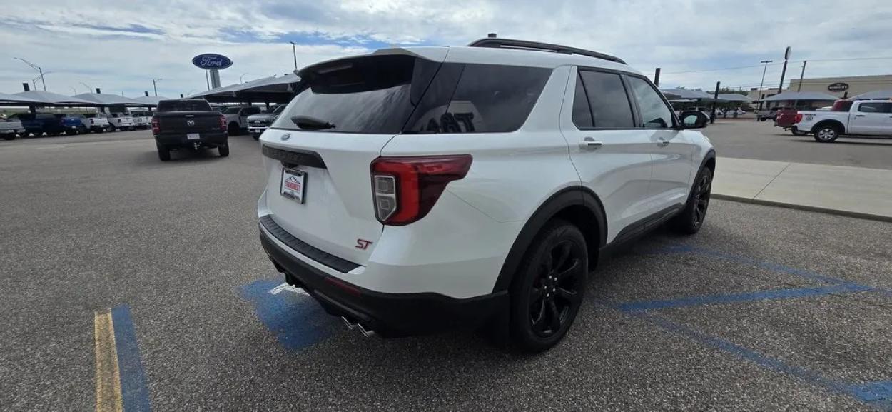 2024 Ford Explorer | Photo 5 of 35