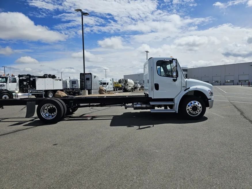 2024 Freightliner M2 106 | Photo 5 of 18