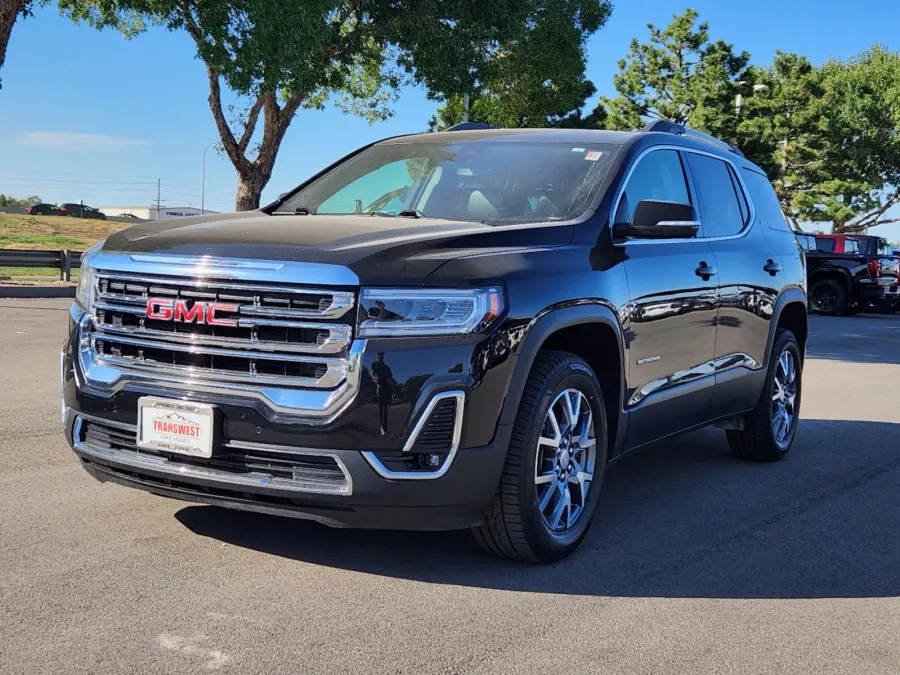 2023 GMC Acadia SLT | Photo 3 of 33