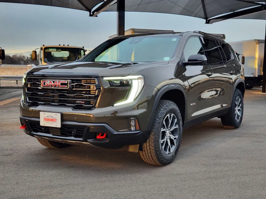 2025 GMC Acadia AWD AT4 | Photo 3 of 31