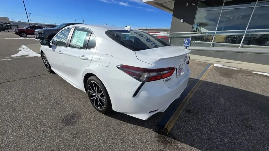 2022 Toyota Camry | Photo 6 of 27