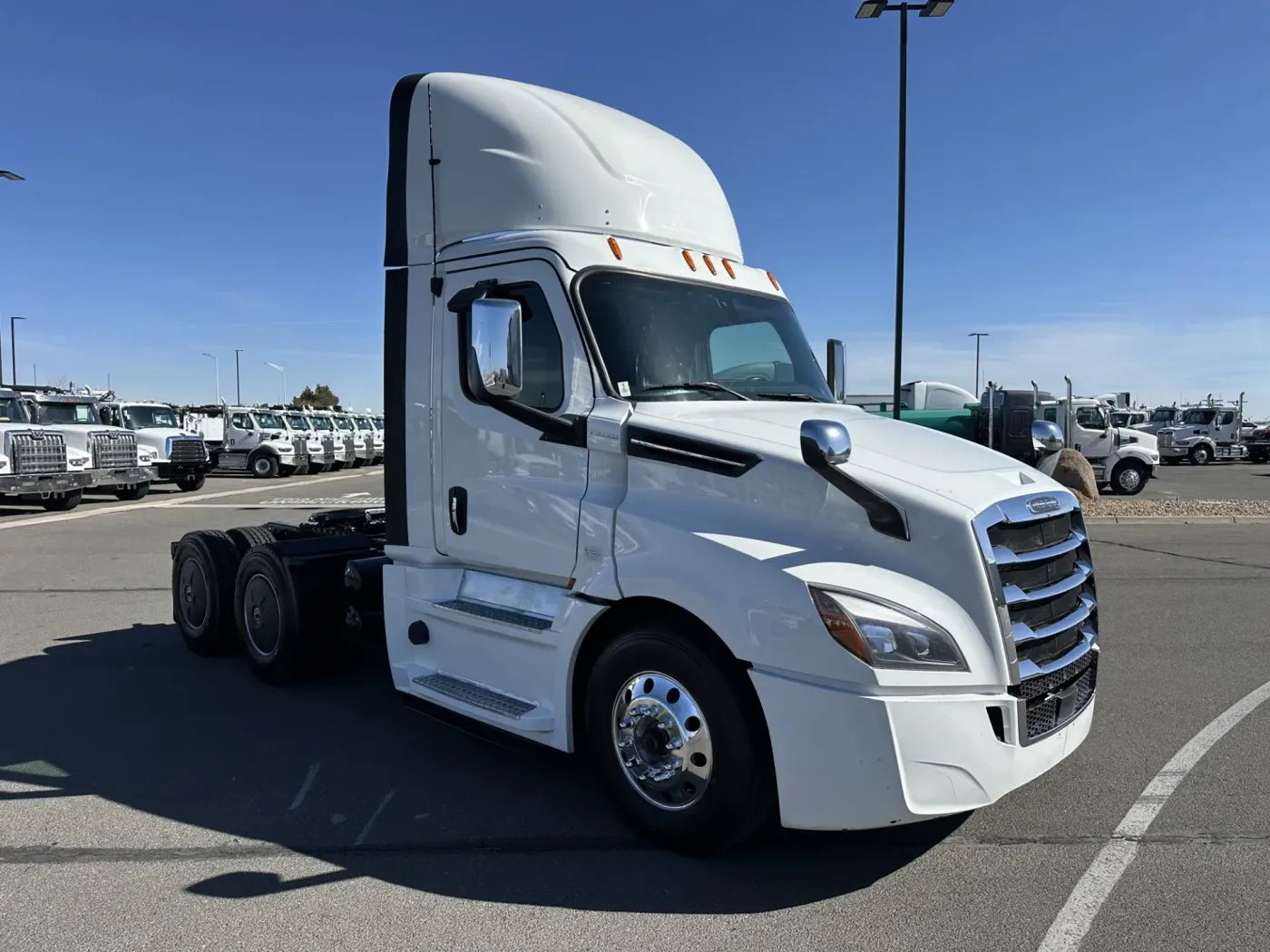 2020 Freightliner Cascadia 126 | Photo 3 of 16