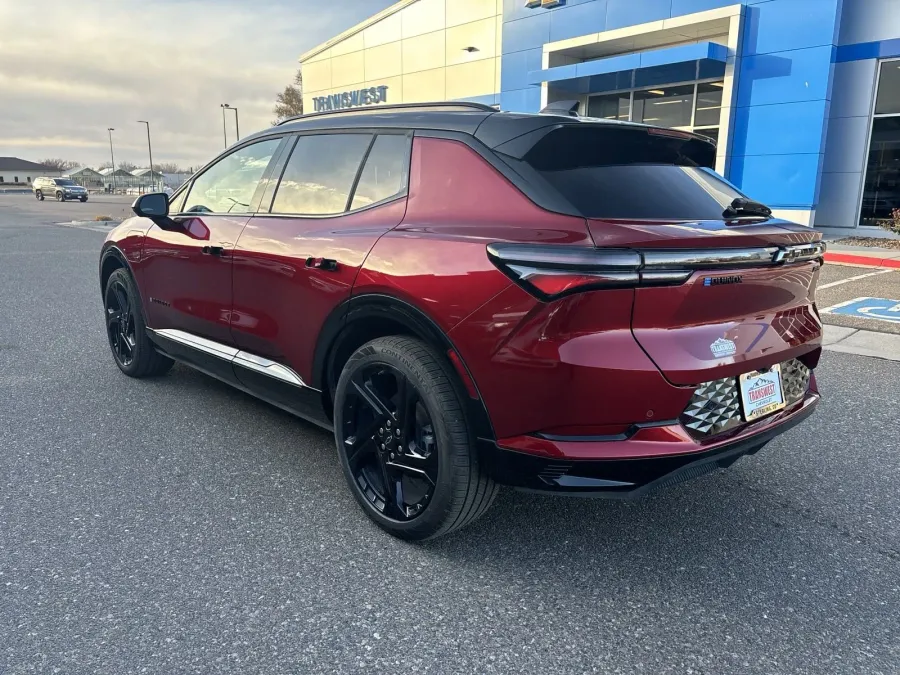 2024 Chevrolet Equinox EV RS | Photo 2 of 20