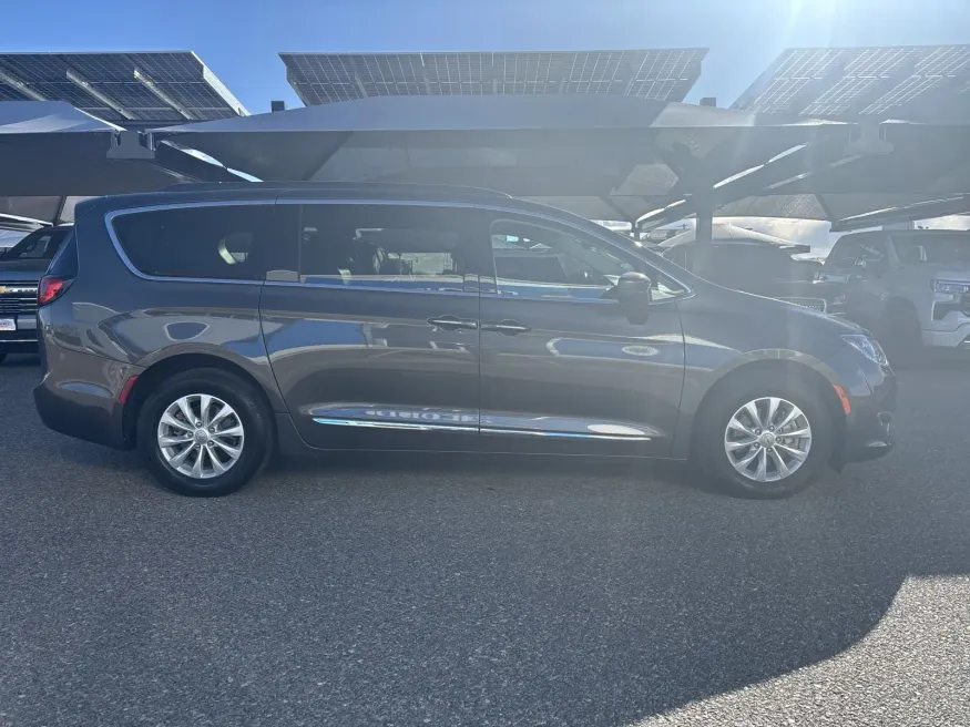 2017 Chrysler Pacifica Touring-L | Photo 5 of 21