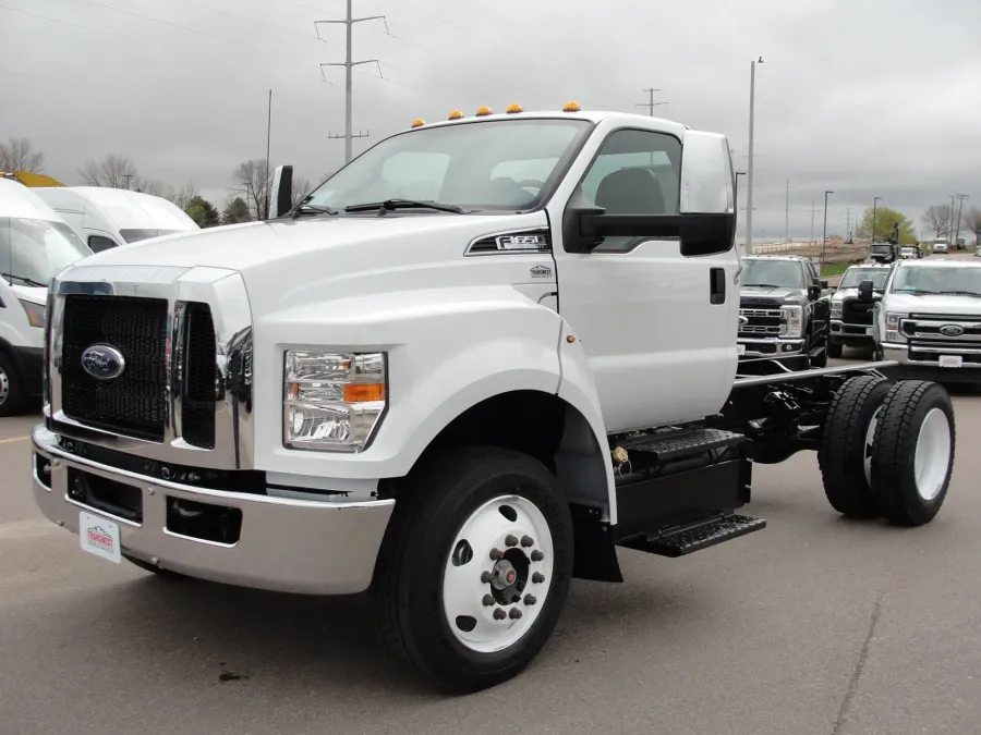 2025 Ford F-650 | Photo 1 of 12