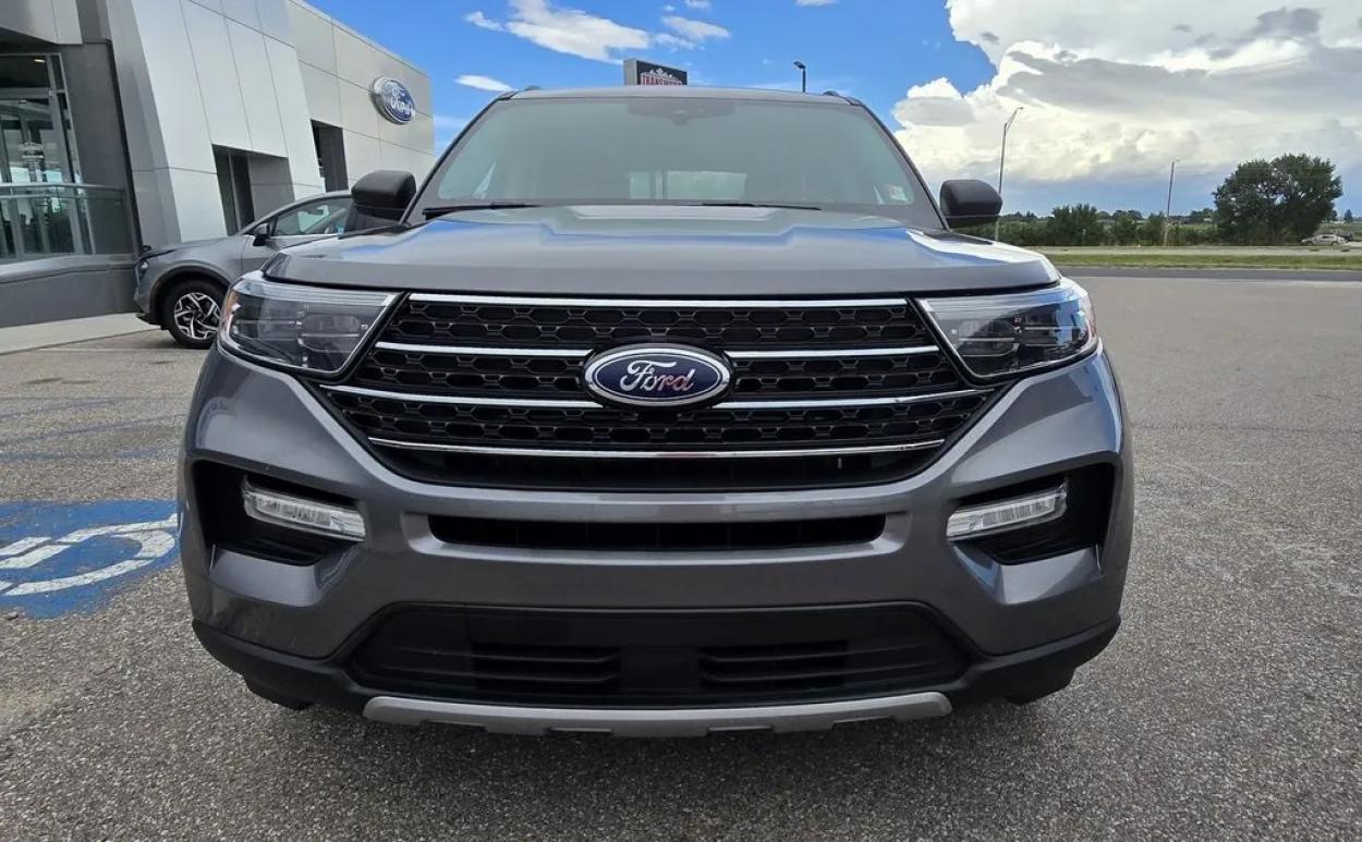 2021 Ford Explorer | Photo 2 of 34