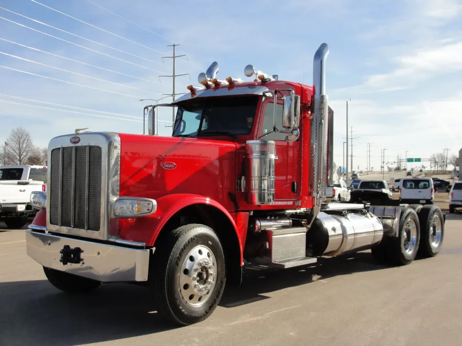 2018 Peterbilt 389 Day Cab | Photo 1 of 16